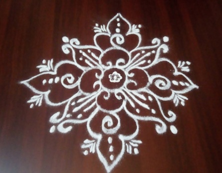 Semplice Fiore Bianco Polvere Rangoli Design