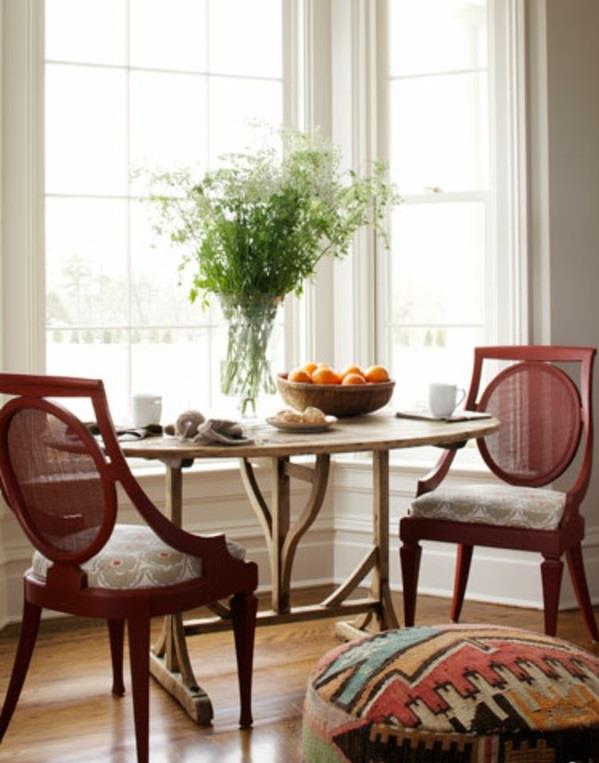 חדר אוכל שולחן אוכל עגול כסאות אדומים מעצב כפרי