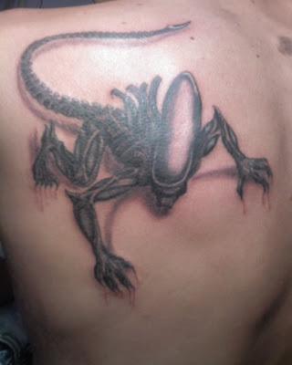 Trascinando il disegno del tatuaggio alieno