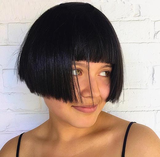 capelli neri bob tagliati smussati