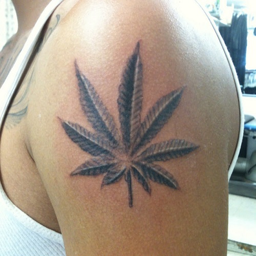 Diseño de tatuajes de marihuana en el brazo