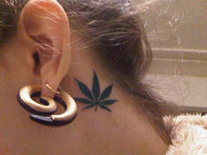Diseño de tatuajes de marihuana detrás de la oreja