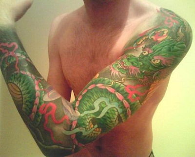 Tatuajes de marihuana de dragón de manga completa
