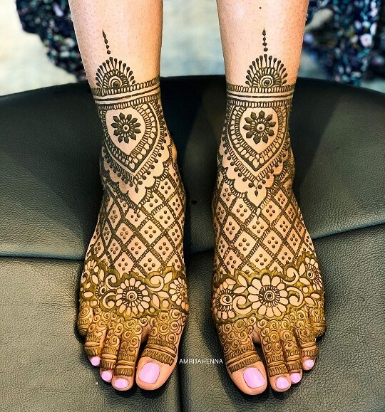 Design Mehndi arabo semplice per i piedi