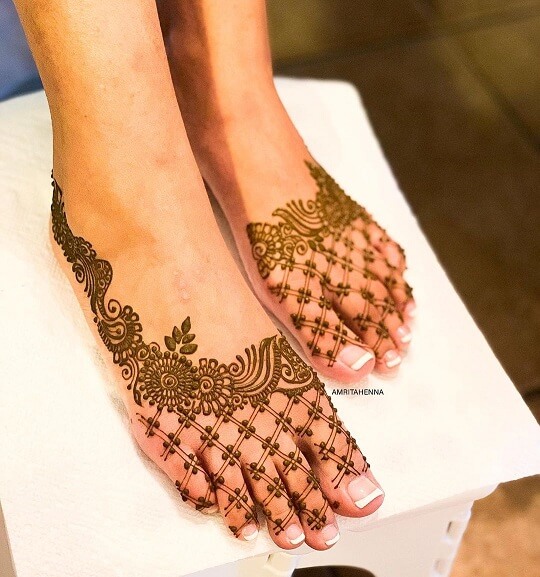 Bellissimo design arabo Mehendi per i piedi