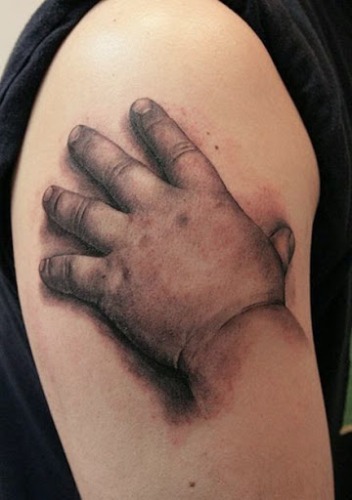 Tatuaggio 3d sulla mano del bambino