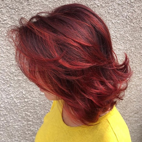 Balayage rojo en cabello medio