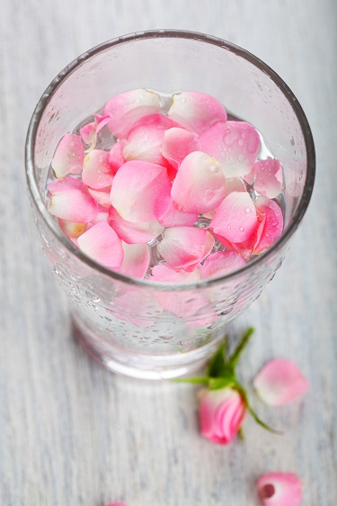 Tratamiento del acné con glicerina y agua de rosas