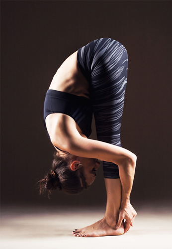 Standing Forward Bend - yoga para aliviar el estrés y la ansiedad