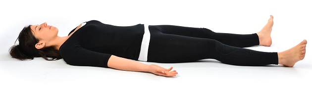 Postura del cadáver - yoga relajante para la mente