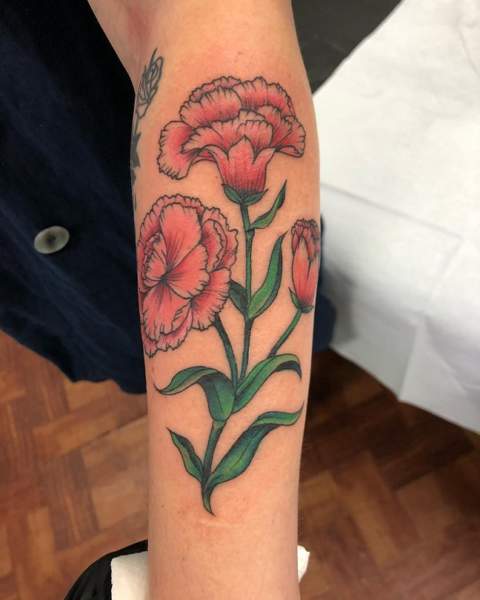 Tatuaggio fiore di garofano sull'avambraccio