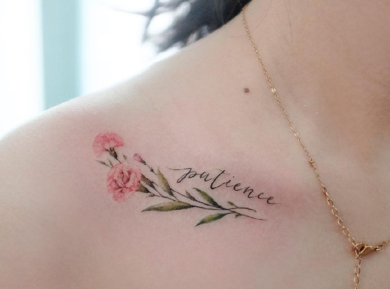 Tatuaggio di fiore vicino all'osso del colletto