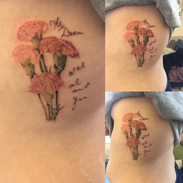 Tatuaggio di garofano rosso sul lato
