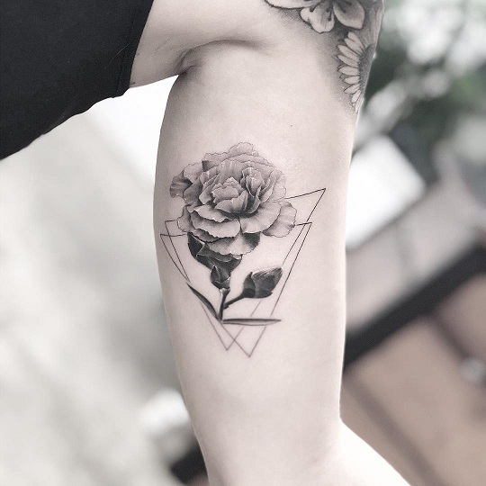 Tatuaggio di garofano in bianco e nero