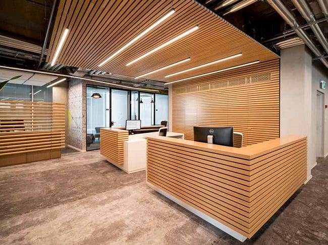 Diseño de techo de madera para oficina