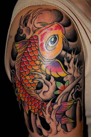 Disegno del tatuaggio colorato pesce Koi