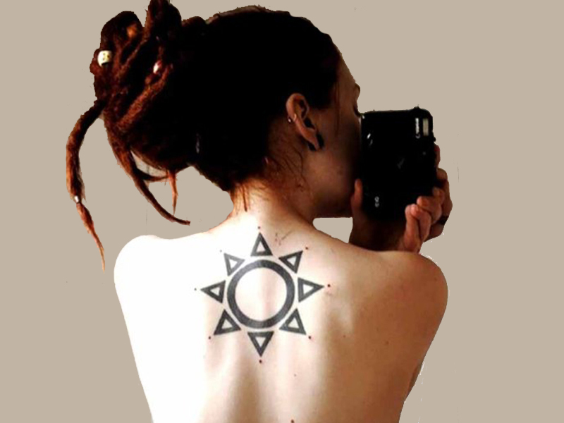 Disegni del tatuaggio del sole per uomini e donne con significati