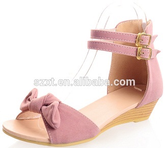 Simpatici sandali rosa con zeppa bassa