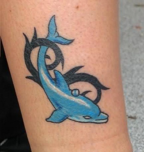 Mini tatuaje de delfín para mujer encantadora