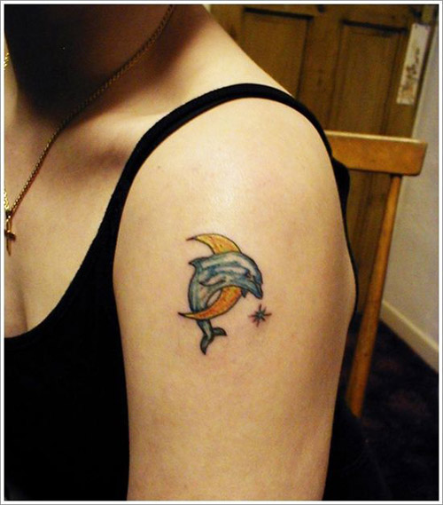 Il disegno del tatuaggio del delfino lunare