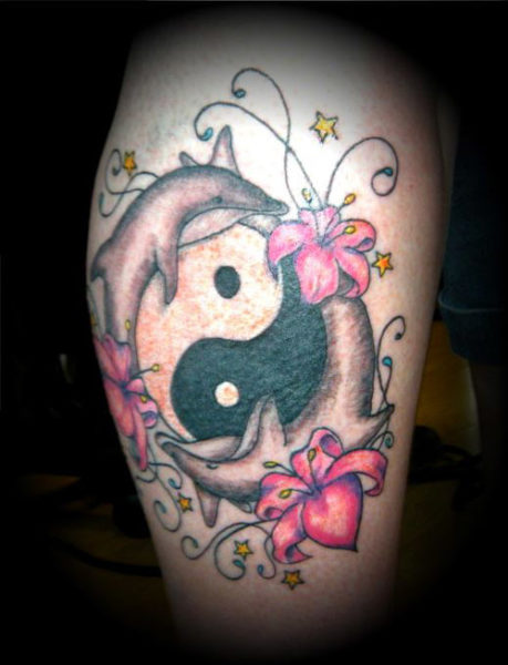 Tatuaje de delfín estilo ting y yang