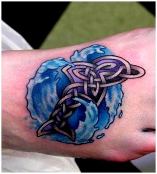 Tatuaggio con catena di delfini sul polso