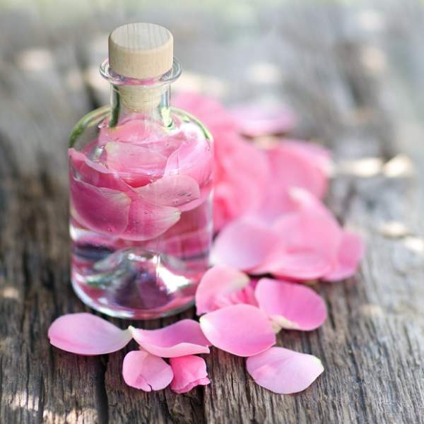 ventajas del agua de rosas