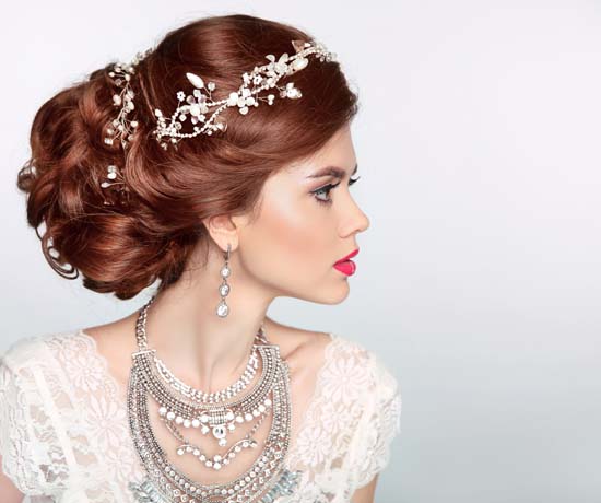 Peinado de novia asiático Updo con accesorios de perlas
