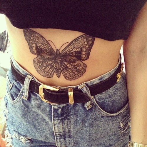 Tatuaggio stomaco farfalla