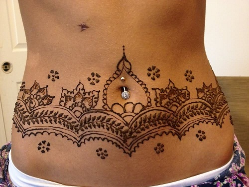 Tatuaggio all'henné sullo stomaco