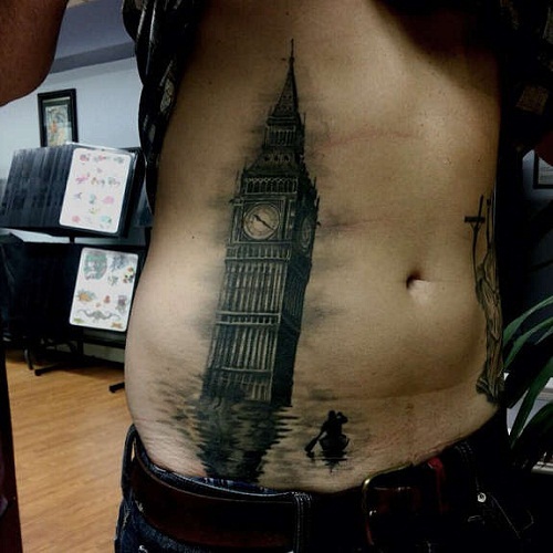Tatuaggio allo stomaco della torre dell'orologio di Londra