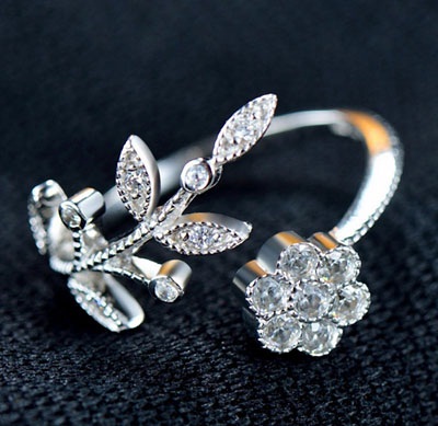 Anello d'argento di design con fiori e foglie