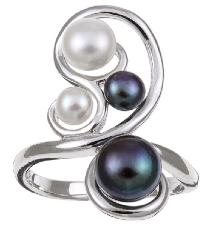 Anello in argento a grappolo di perle bianche e nere