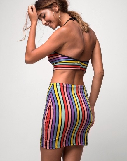 Minifaldas ajustadas a rayas arcoíris