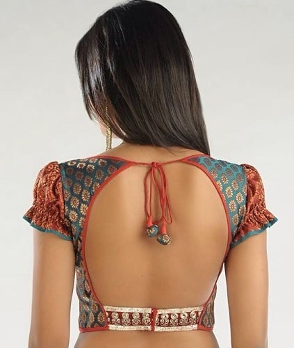 Blusa de brocado con diseño de cuello en la espalda