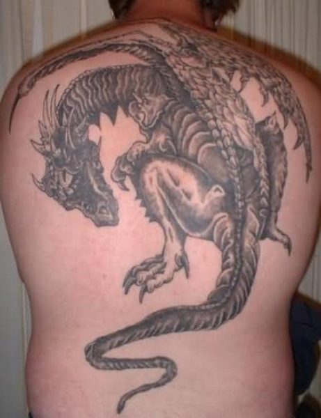 Tatuaje de dragón de cuerpo completo para hombre en la espalda