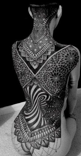Tatuaje de cuerpo completo en la espalda de color negro