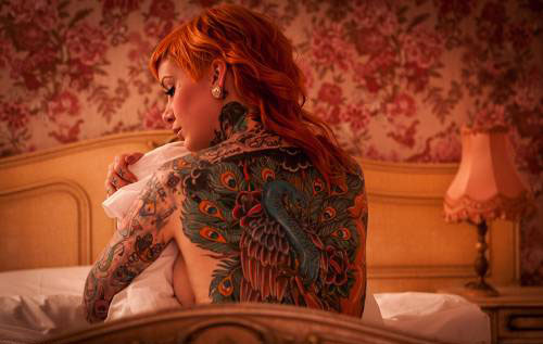 Tatuaje de cuerpo completo de pavo real para mujer