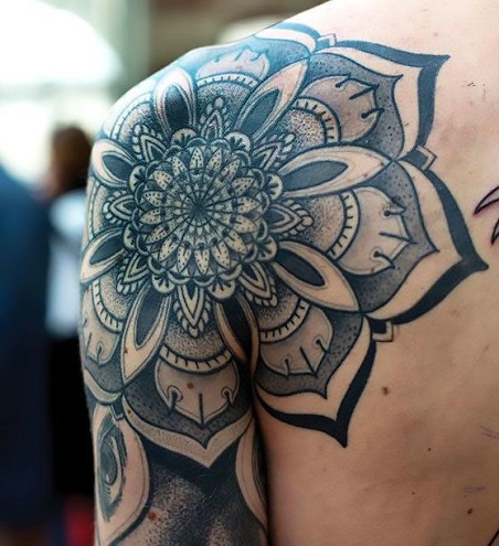 tatuaggio mandala spalla