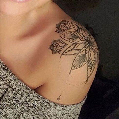 Disegni del tatuaggio femminile mandala
