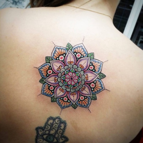 mandala tatuaggio sulla schiena