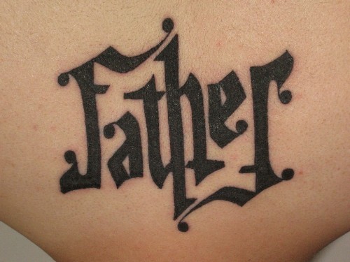 Amor por la familia Ambigram Tattoo