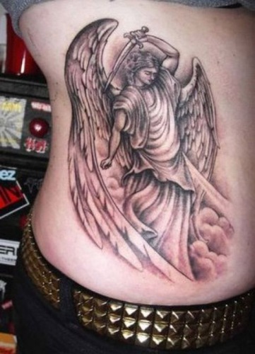 Tatuaggio angelo greco sul lato