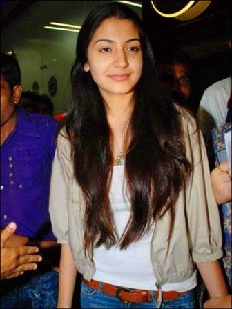 Anushka Sharma all'aeroporto internazionale di Mumbai 2