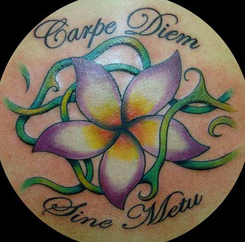 Flor con el tatuaje de Carpe Diem