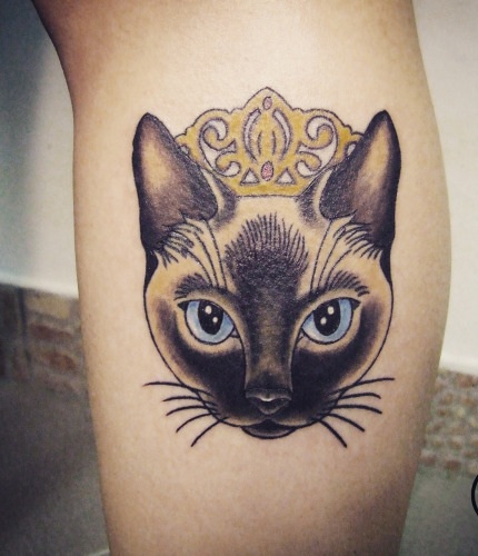 Tatuaggio Divino Di Gatto Con Corona