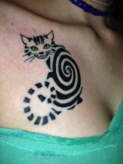 Disegno del tatuaggio del gatto a spirale
