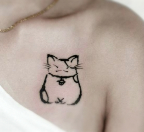 Tatuaggi di gatto seduto calmo