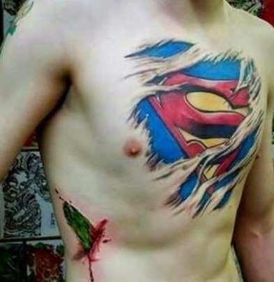 I tatuaggi sul petto del super eroe