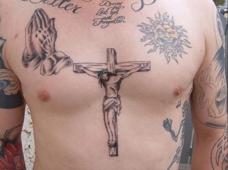 Disegno del tatuaggio religioso sul petto